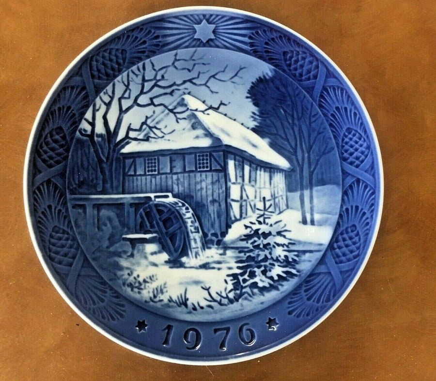 Beautiful Royal Copenhagen 1976 Collectible Holiday Plate