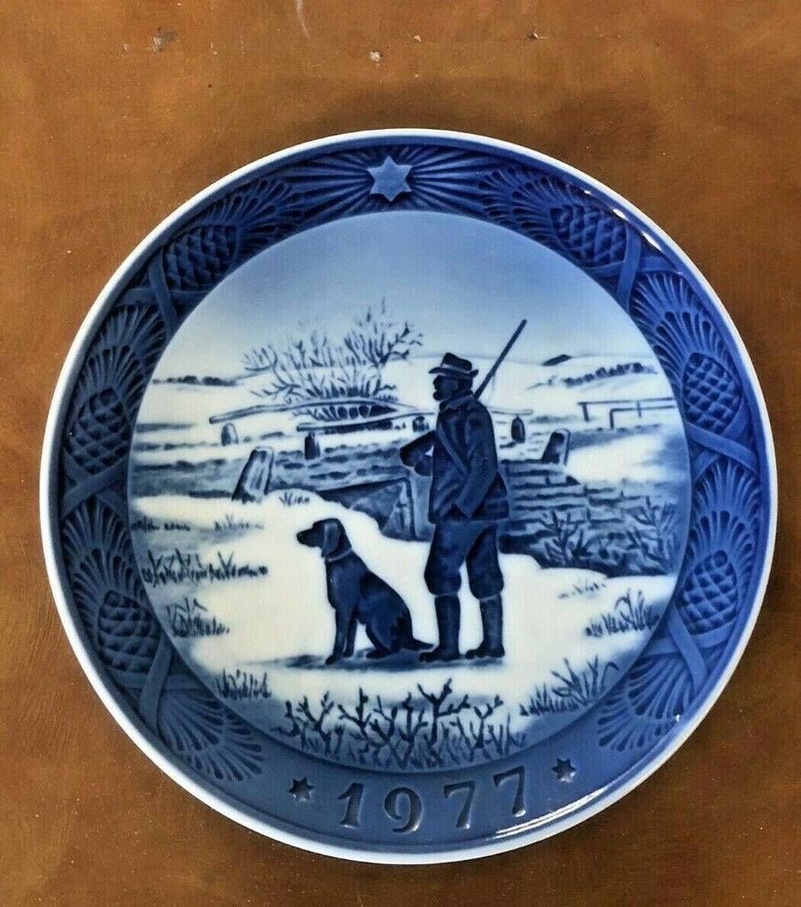 Beautiful Royal Copenhagen 1977 Collectible Holiday Plate