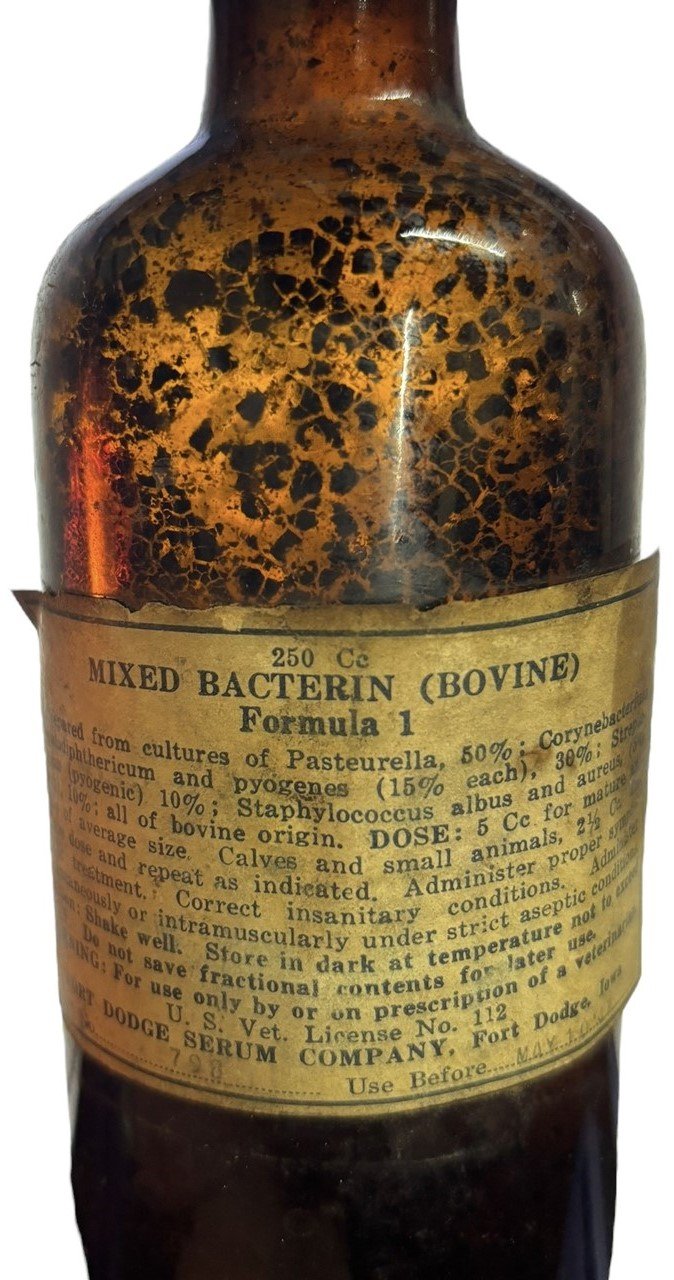 Antique Medicine Bottle Bacteria Bovine Fort Dodge Serum Company '47 Cattle