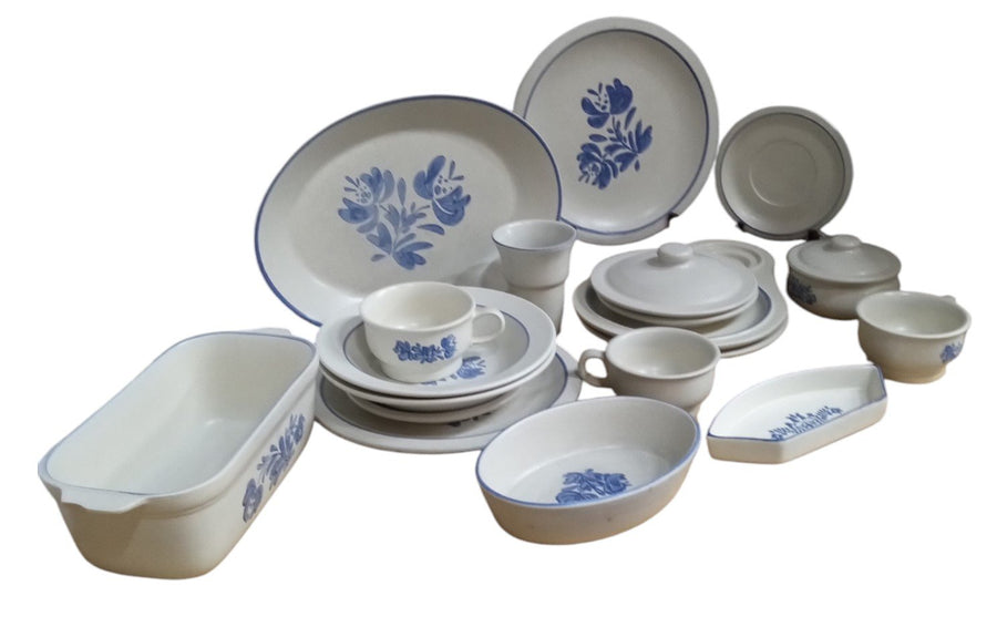 Pfaltzgraff Yorktowne Antique Dinnerware Vintage Servingware Blue White 20 Pcs.