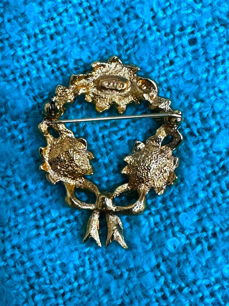 Avon Gold Tone Vintage Festive Wreath brooch with Faux Pearls and Rhinestones