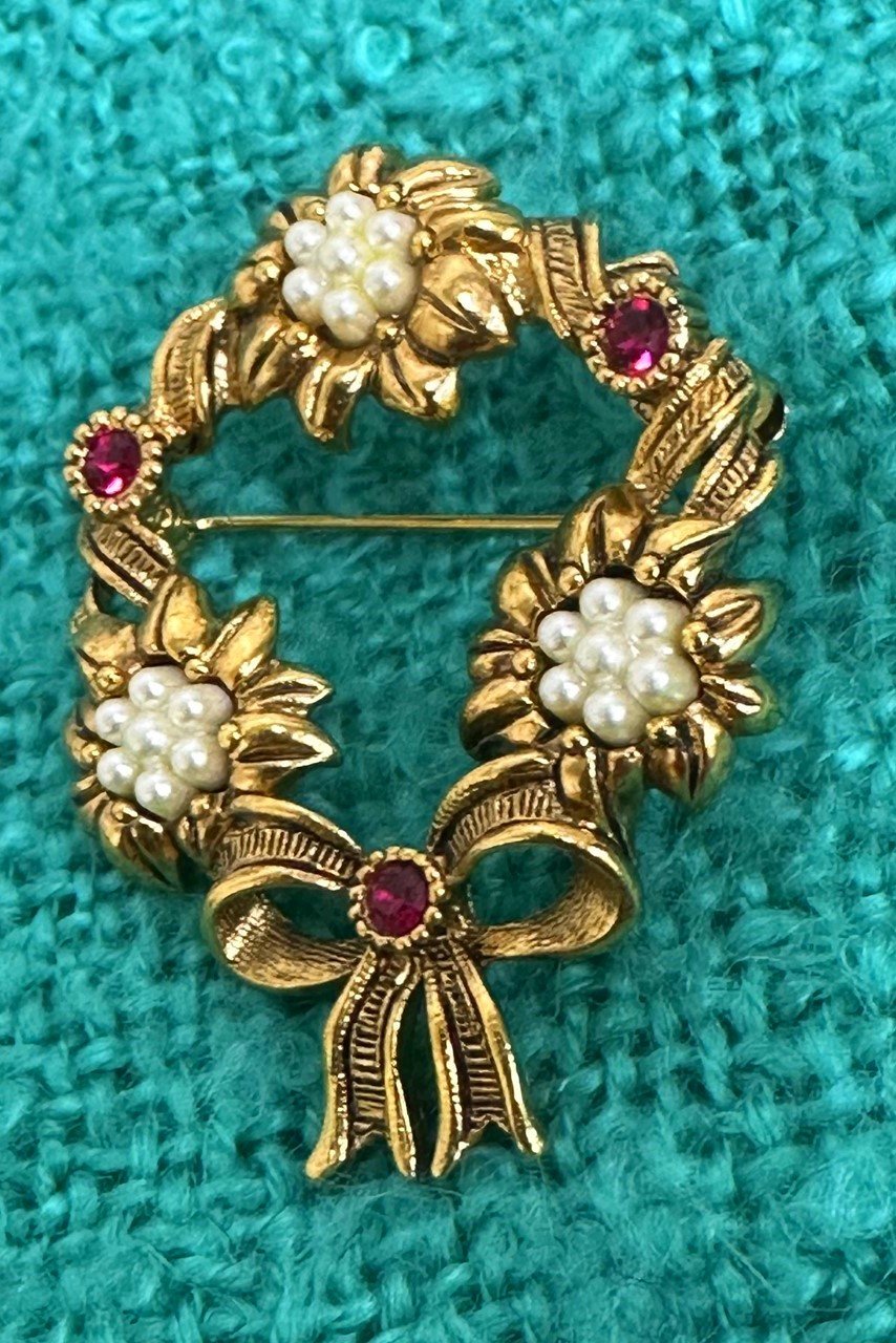 Avon Gold Tone Vintage Festive Wreath brooch with Faux Pearls and Rhinestones