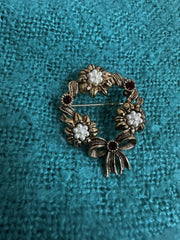 Avon Gold Tone Vintage Festive Wreath brooch with Faux Pearls and Rhinestones