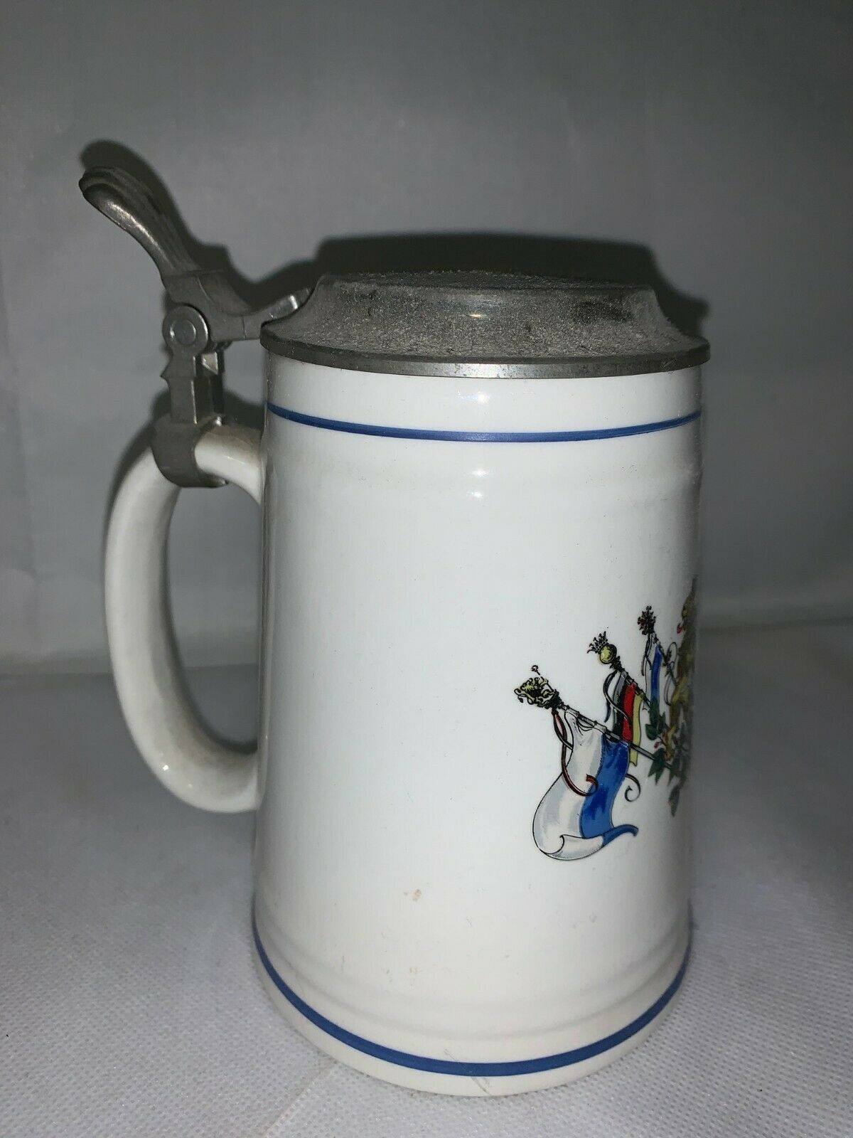 Vintage Sandizell Bandarbeit Flat Lidded White Kuhr Stein