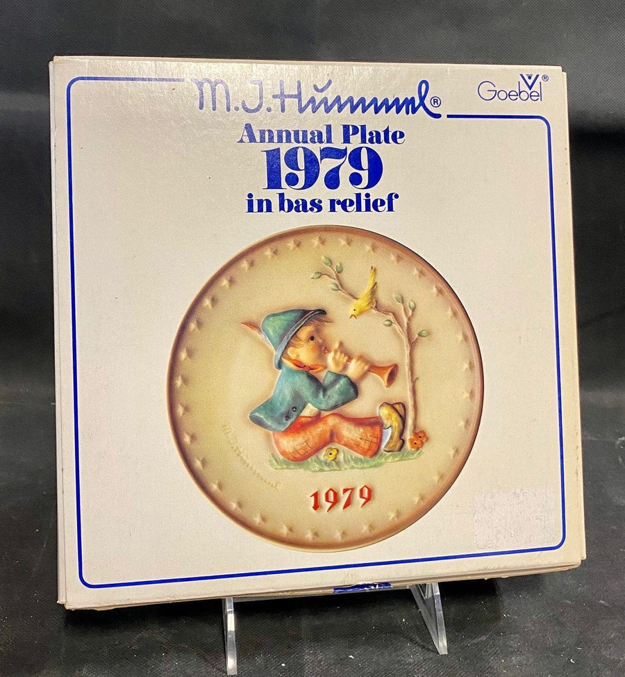 M.J. Hummel Annual 1979 In Bas Relief Collectible Plate In Original Box