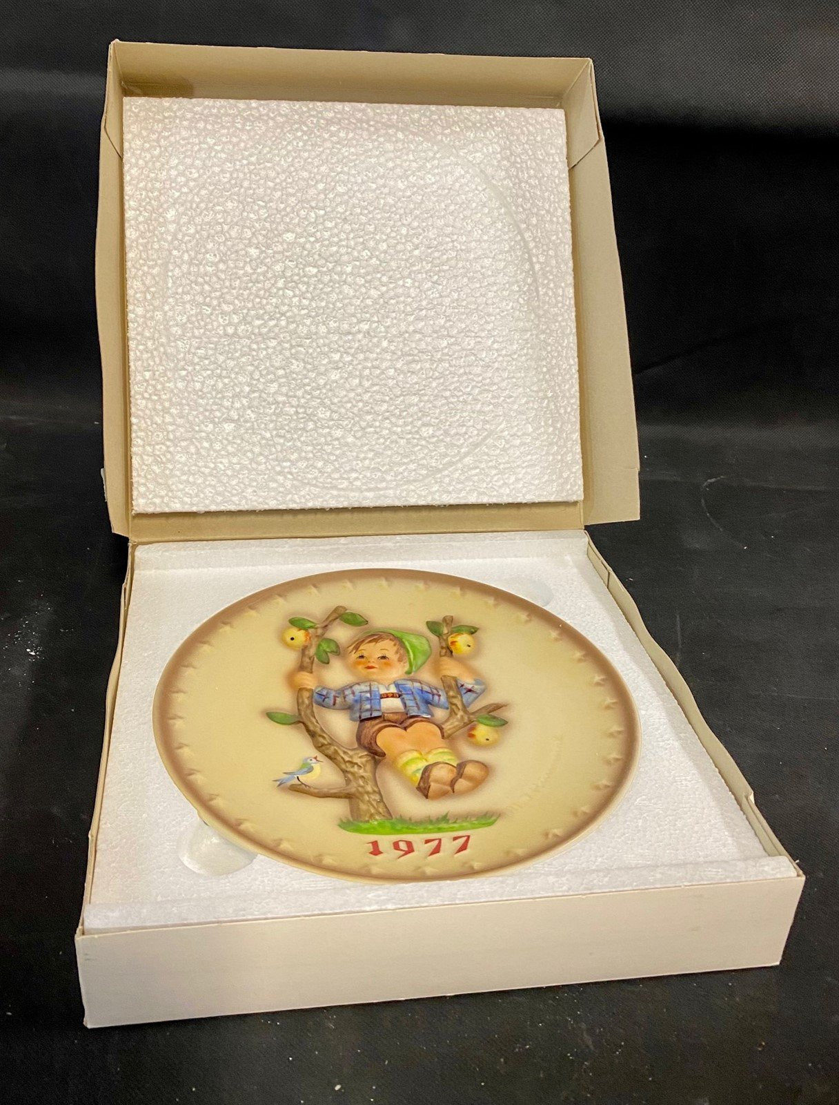 M.J. Hummel Annual 1977 In Bas Relief Collectible Plate In Original Box
