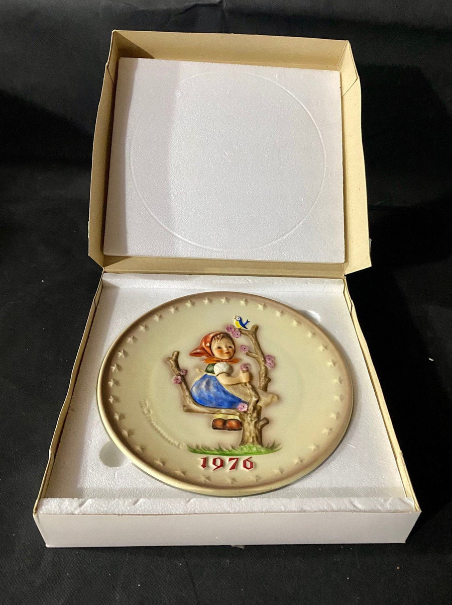 M.J. Hummel Annual 1976 In Bas Relief Collectible Plate In Original Box