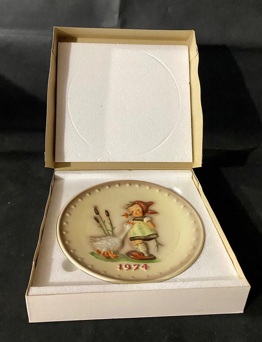 M.J. Hummel Annual 1974 In Bas Relief Collectible Plate In Original Box