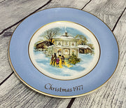 1977 Avon 5th Ed. Christmas Plate Series "Carollers in the Snow" Collector Plate