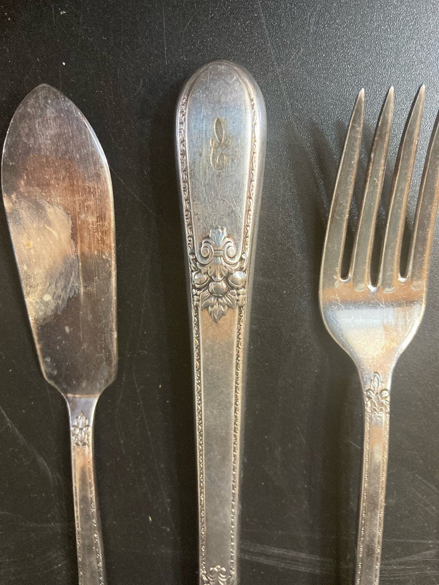 25pc Antique 1847 Rogers Bros. Old Colony Pattern Silver Plate Flatware w / Case