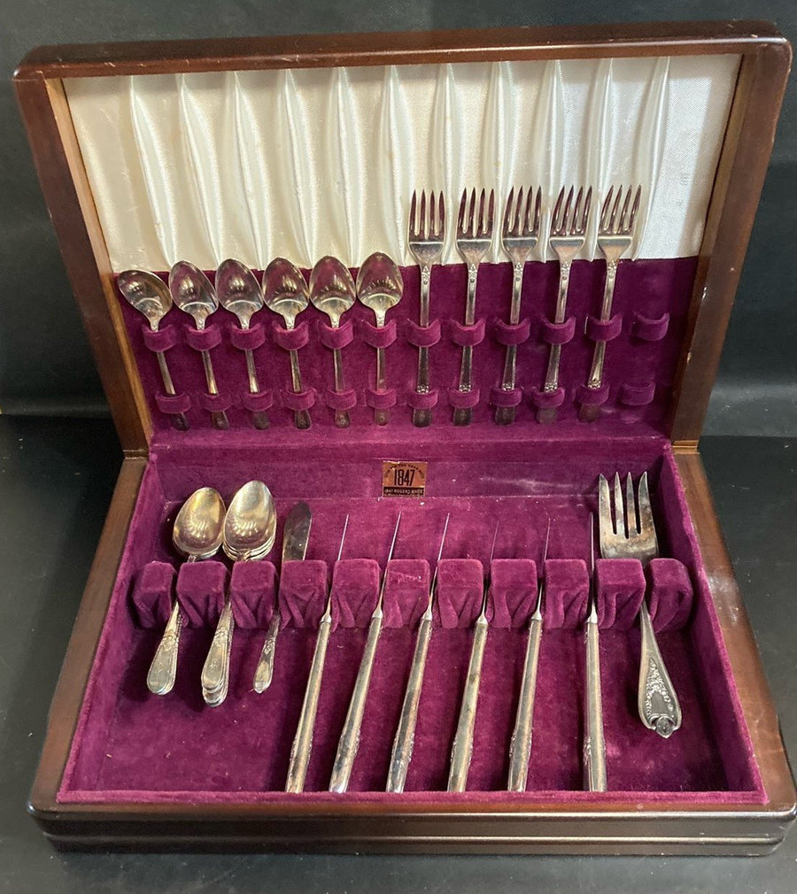 25pc Antique 1847 Rogers Bros. Old Colony Pattern Silver Plate Flatware w / Case