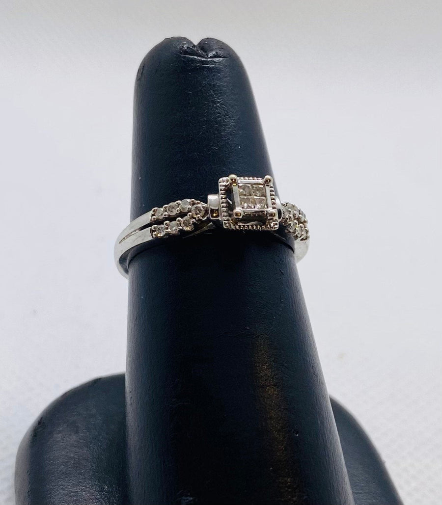 Estate Jewelry 10K Gold w/ Center Diamond & 14 Melee Diamonds Ring - Size 7