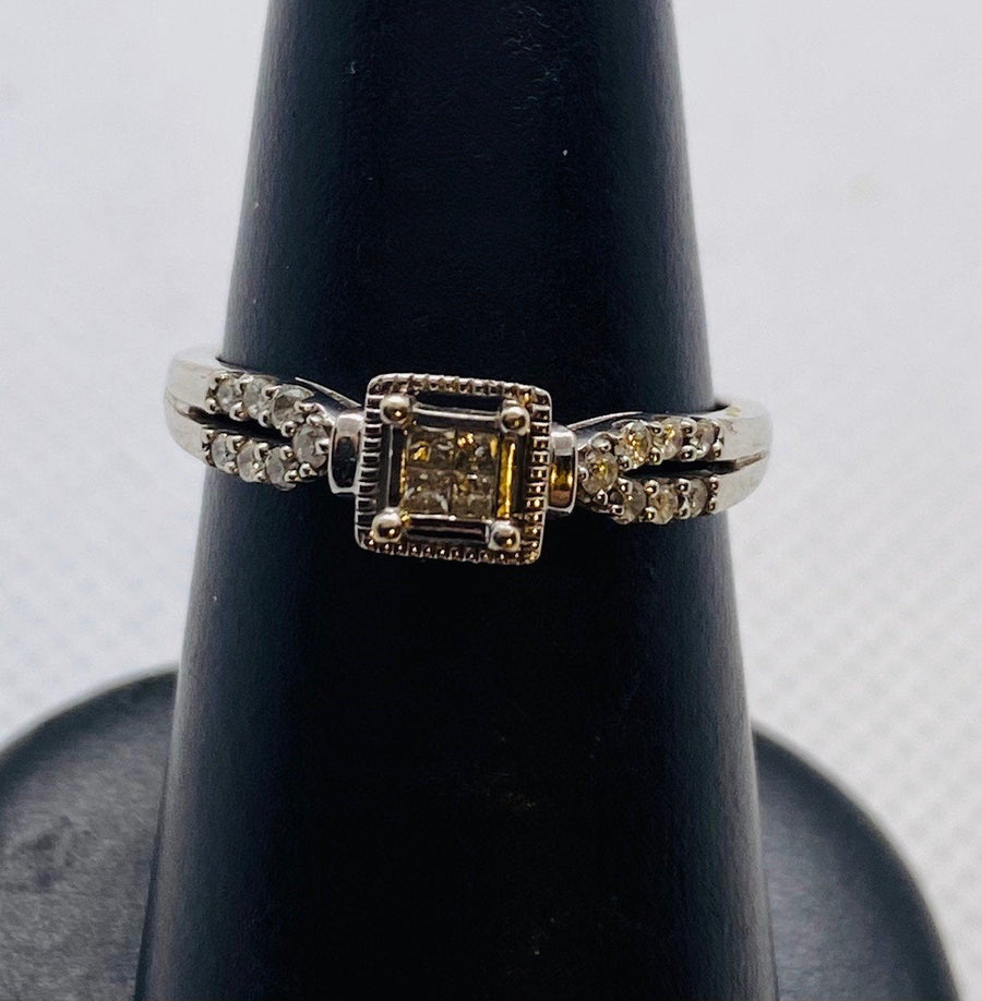 Estate Jewelry 10K Gold w/ Center Diamond & 14 Melee Diamonds Ring - Size 7