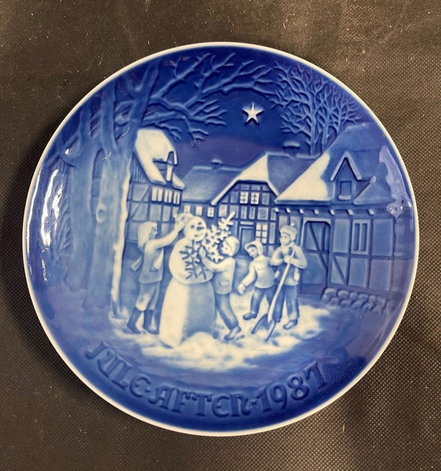 Vintage 1987 Bing and Grondahl Snowman's Christmas Eve Porcelain Plate Signed